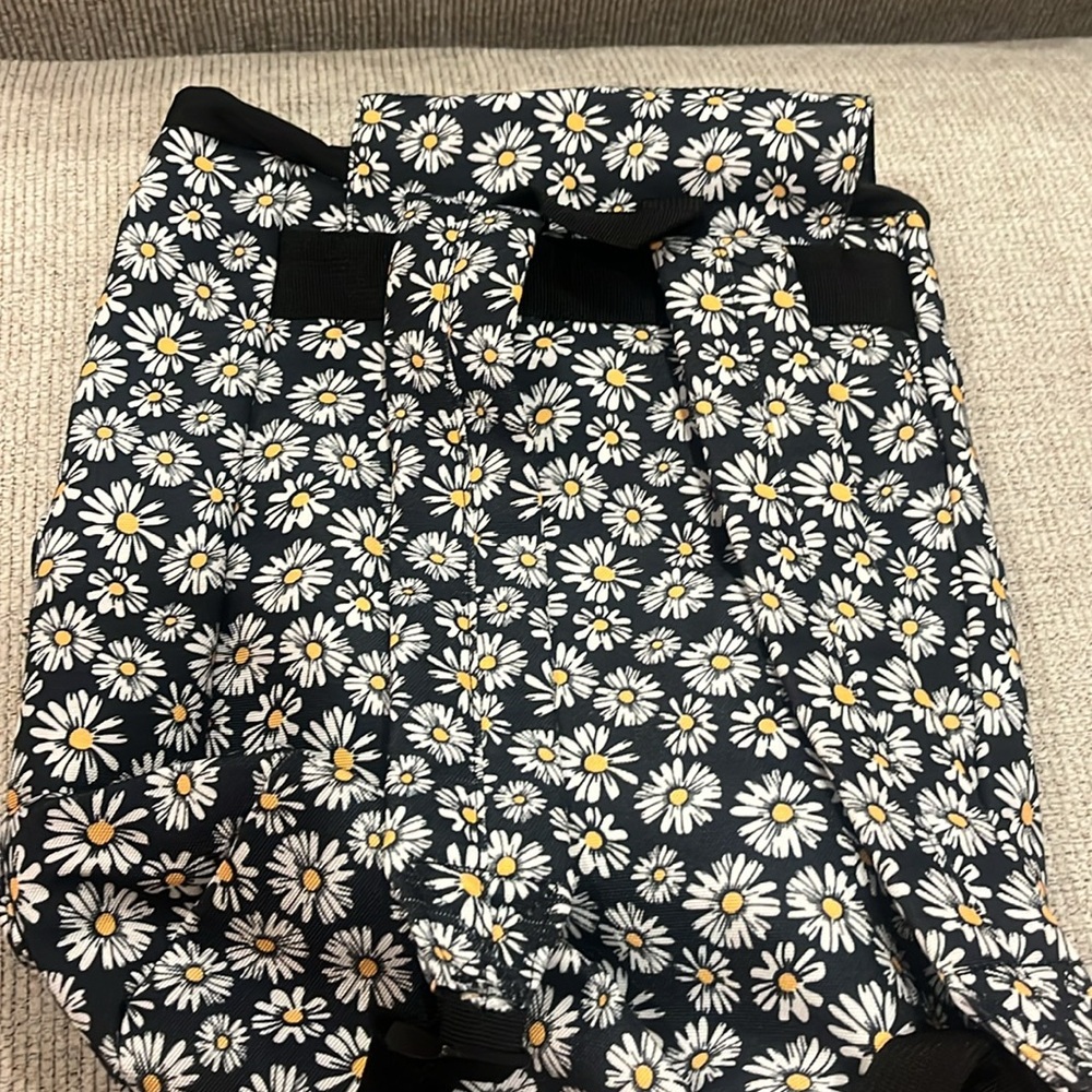 New Backpack with daisy design 🌼 Never used - Picture 4 of 7